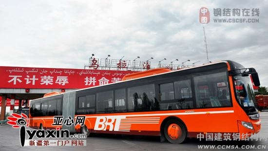 7月26日，首批5輛BRT公交車通過烏拉泊收費站。亞心網(wǎng)記者 朱翊 攝